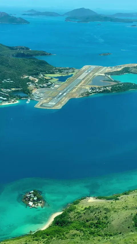 Aerial view of green islands and turquoise water in the Whitsundays